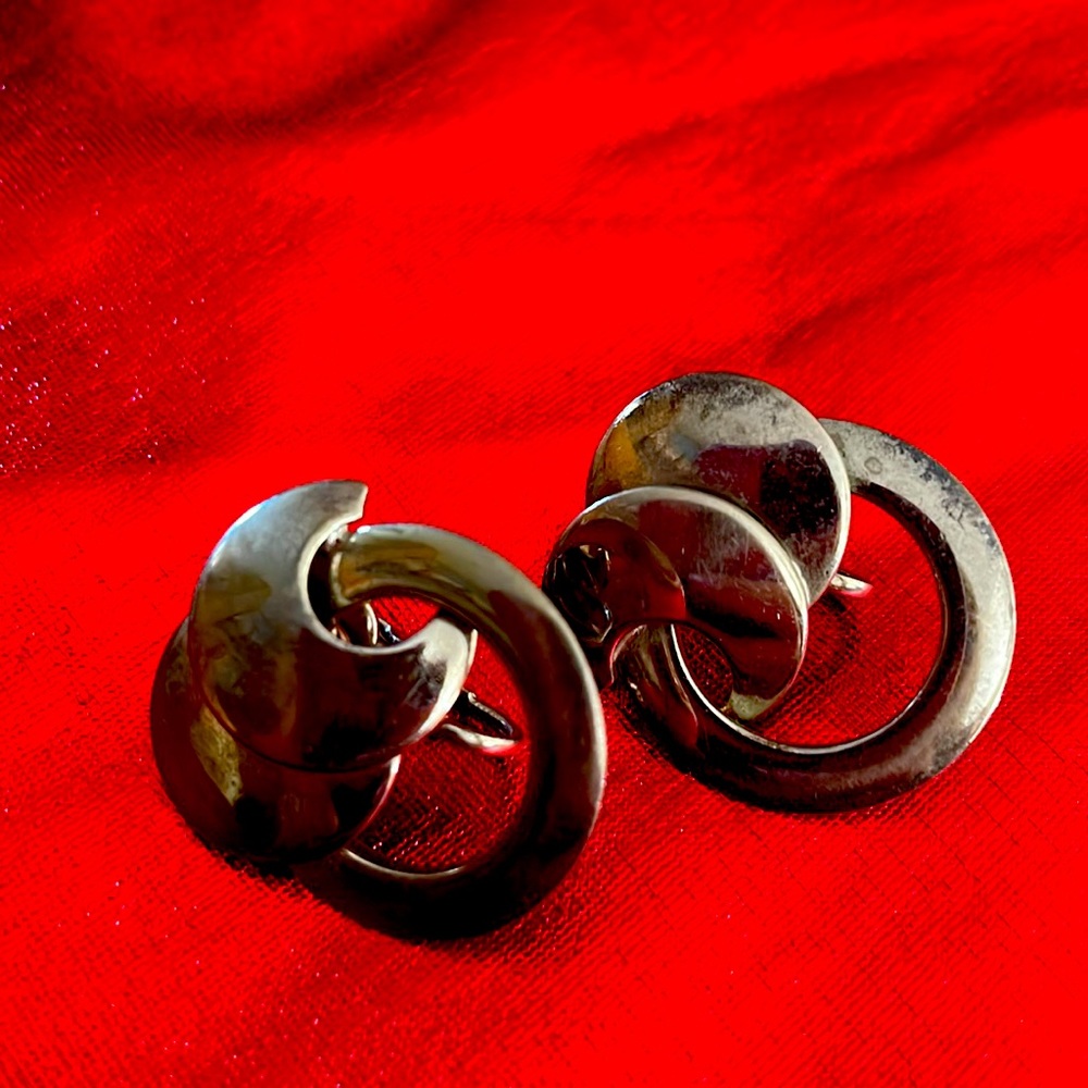 Earrings clip on